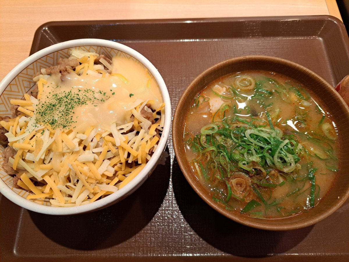 Everio_s's tweet photo. 初とん汁味噌ラーメン
美味しいやん

丼はチー牛だから仕方ない https://t.co/1cnF5EjzkE