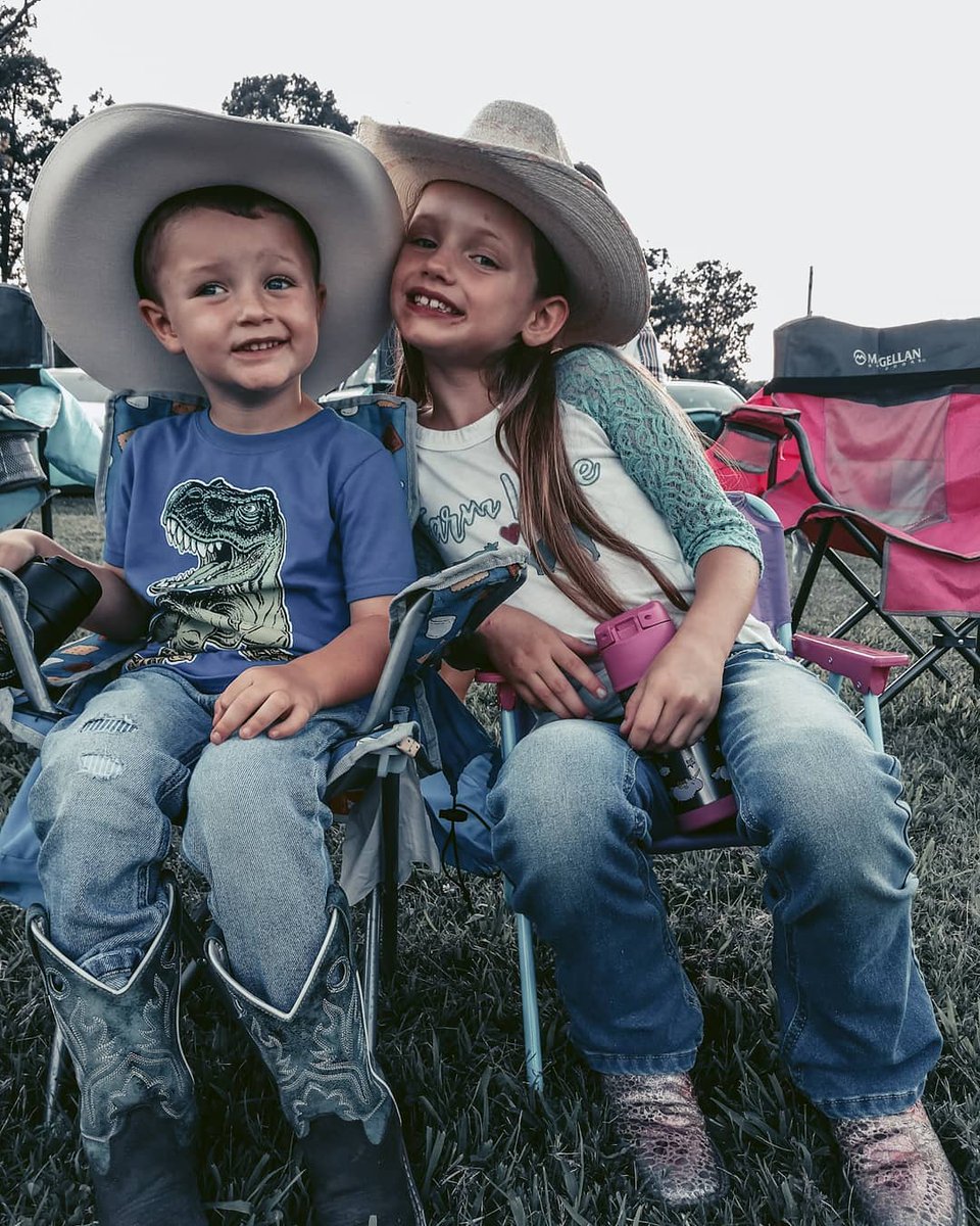 aylaesmer1's tweet photo. Another rodeo night spent with these two. https://t.co/WQ14XafTso