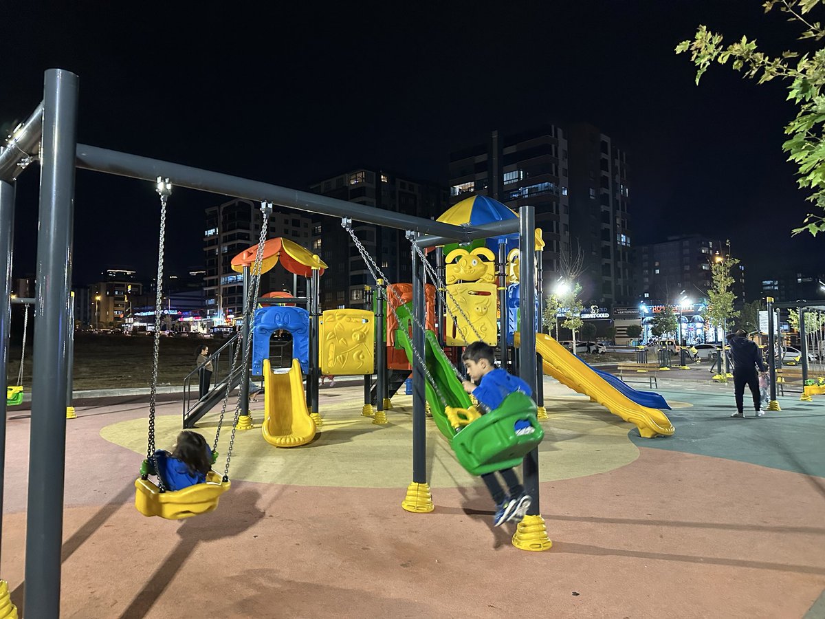 chico001500's tweet photo. 20時でもどちゃくそ明るい公園なトルコ。夕食後の体力削りに最適www https://t.co/DQpHxTjpAs