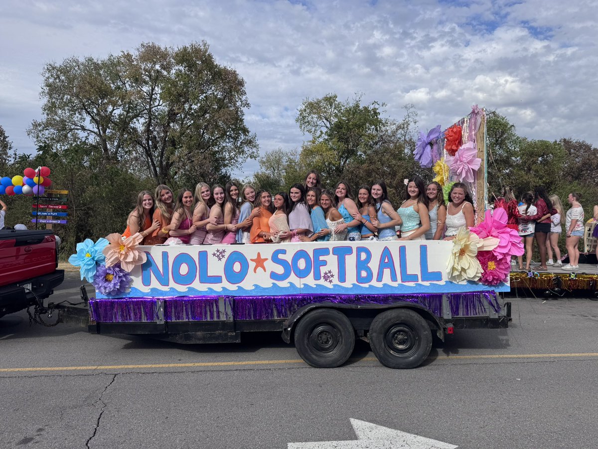 wcsnhssoftball's tweet photo. Nolo Hoco! So great to see the support from the community at the parade! The girls did a great job on their “Zara Larsson” float. #uKNIGHTed https://t.co/shmkPJkayF
