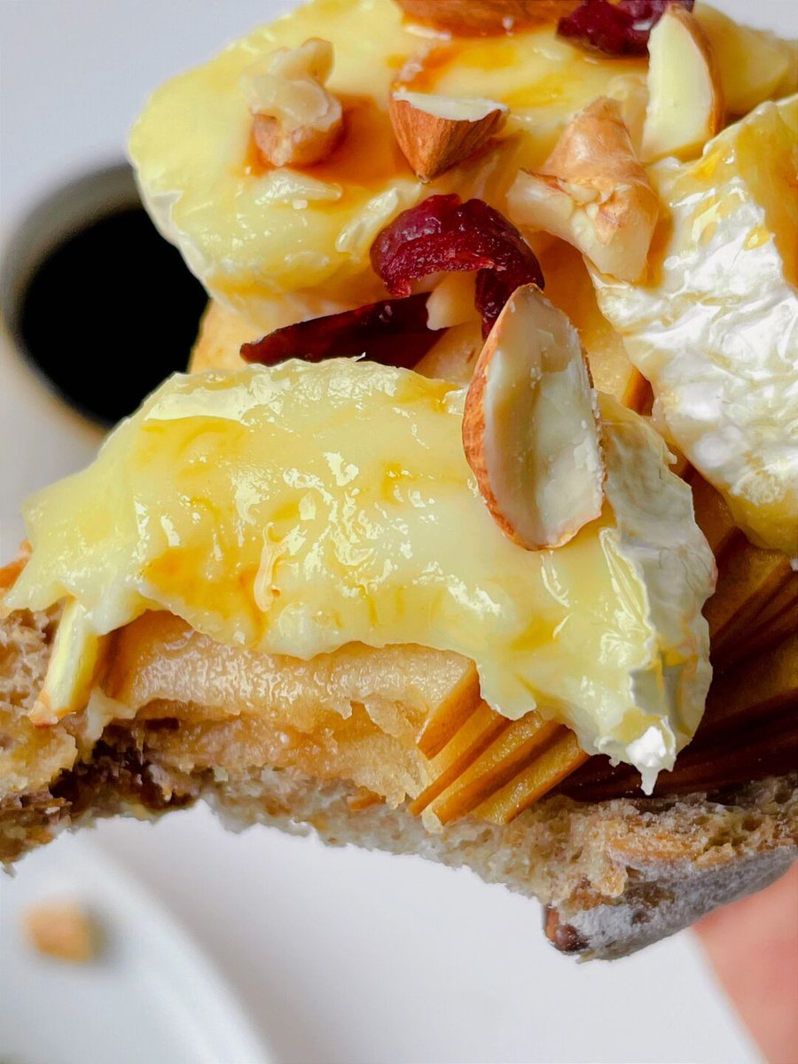 BlakelyGavnj's tweet photo. Hoy comí un delicioso bocadillo de jamón y queso, acompaado de una taza de café caliente. Momento perfecto para recargar energías! https://t.co/4mMalXCdEf