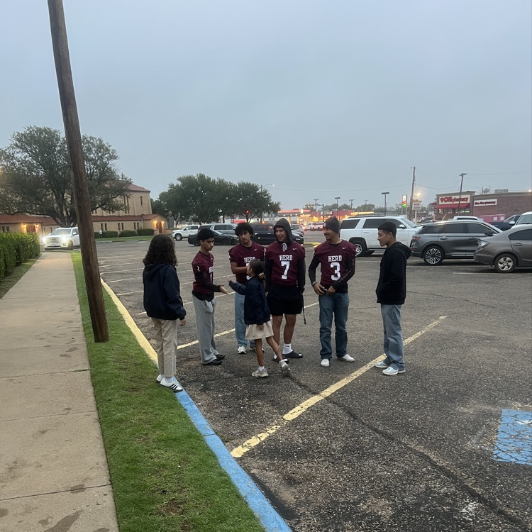 HISD_Sports's tweet photo. Herd Football didn't let the cold stop them from greeting students all over Hereford this morning!
#HerdONE
@hisd_sports | @TMobile | #FN5GL | #Entry https://t.co/Fk2gM9qVBU