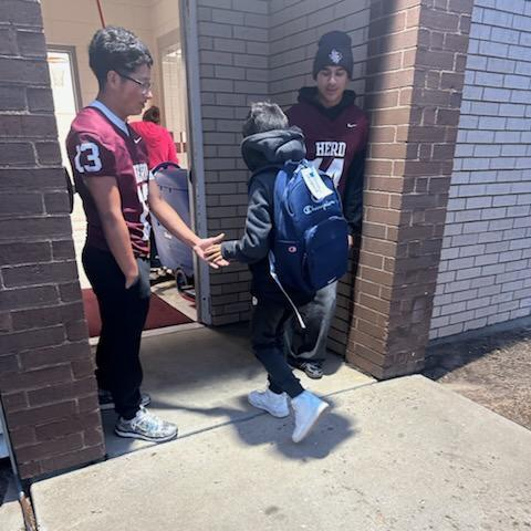 HISD_Sports's tweet photo. Herd Football didn't let the cold stop them from greeting students all over Hereford this morning!
#HerdONE
@hisd_sports | @TMobile | #FN5GL | #Entry https://t.co/Fk2gM9qVBU