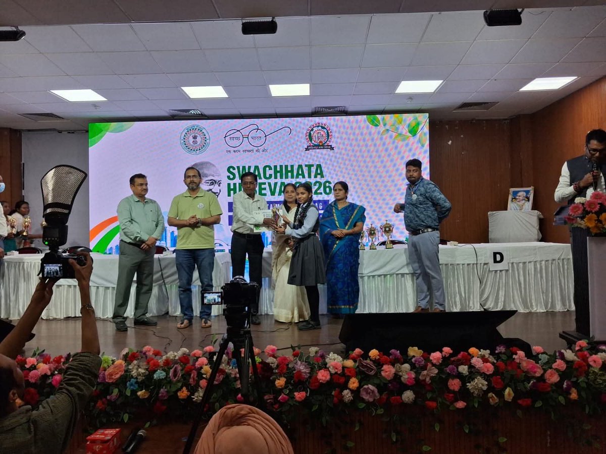 DCseraikella's tweet photo. #SwachhataHiSeva2026 के अंतर्गत ऑटोक्लस्टर सभागार, आदित्यपुर में आदित्यपुर नगर निगम द्वारा विशेष स्वच्छता जागरूकता सत्र एवं चित्रकला, भाषण, सामान्य ज्ञान प्रश्नोत्तरी तथा Waste to Art प्रतियोगिताओं का आयोजन किया गया। विभिन्न विद्यालयों के विद्यार्थियों एवं शिक्षकों ने https://t.co/WVcpwvKCbr