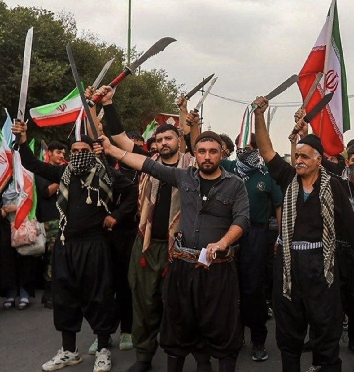alirezakiani2's tweet photo. کسانی که با سخن شاهزاده رضا پهلوی در باب ضرورت تجهیز مردم مقابل دستگاه کشتار سپاه مخالفت می‌کنند، در واقع می‌خواهند مردم مقابل قمه و تفنگ این اوباش، بی‌پناه بمانند. https://t.co/3cAm4No3jT
