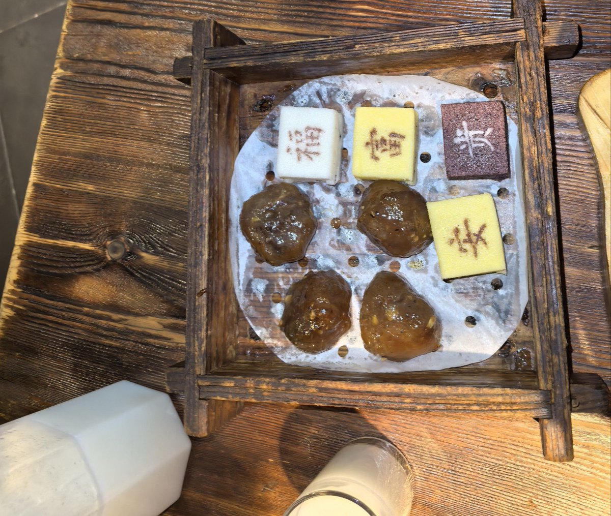 Nona576464012's tweet photo. In the ancient Xia city, a quiet guesthouse has a waxy rice rice cake on the table, with a dry river bed outside the window, as if guiding people to look far into the distance. https://t.co/hTKXBZz0xf