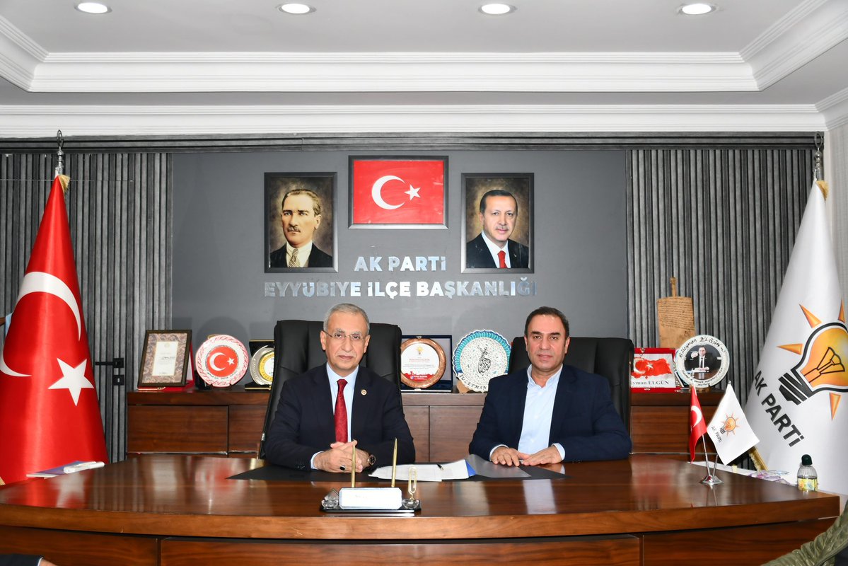 ProfDrDusak's tweet photo. 📍 Eyyübiye

Cumhurbaşkanımız Sayın Recep Tayyip Erdoğan’ın yarın Şanlıurfa’mıza teşrifleri öncesinde, AK Parti Eyyübiye İlçe Başkanlığımızı ziyaret ederek hazırlık çalışmalarımızı değerlendirdik.

İlçe Başkanımız Süleyman Elgün, İlçe Koordinatörümüz Serkan Kırmızı ve ilçe yönetimimizle gerçekleştirdiğimiz koordinasyon toplantısında; hazırlıklarımızı, listelerimizi ve program öncesinde yapılacak çalışmaları tek tek gözden geçirdik.

Cumhurbaşkanımızı Şanlıurfa’mıza yakışır bir coşkuyla karşılamak için teşkilatımızla birlikte çalışmalarımızı sürdürüyoruz.

@ElgunSuleyman @EyyubiyeAkParti