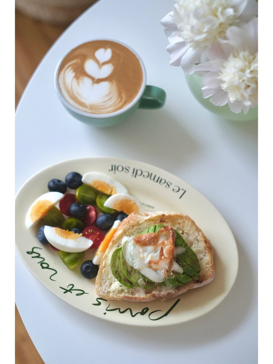 BriellePinfdku's tweet photo. Hoy desayuno: café caliente con pan recién horneado y mermelada de frambuesa. Un momento simple pero feliz! https://t.co/cnOEJJ6r17