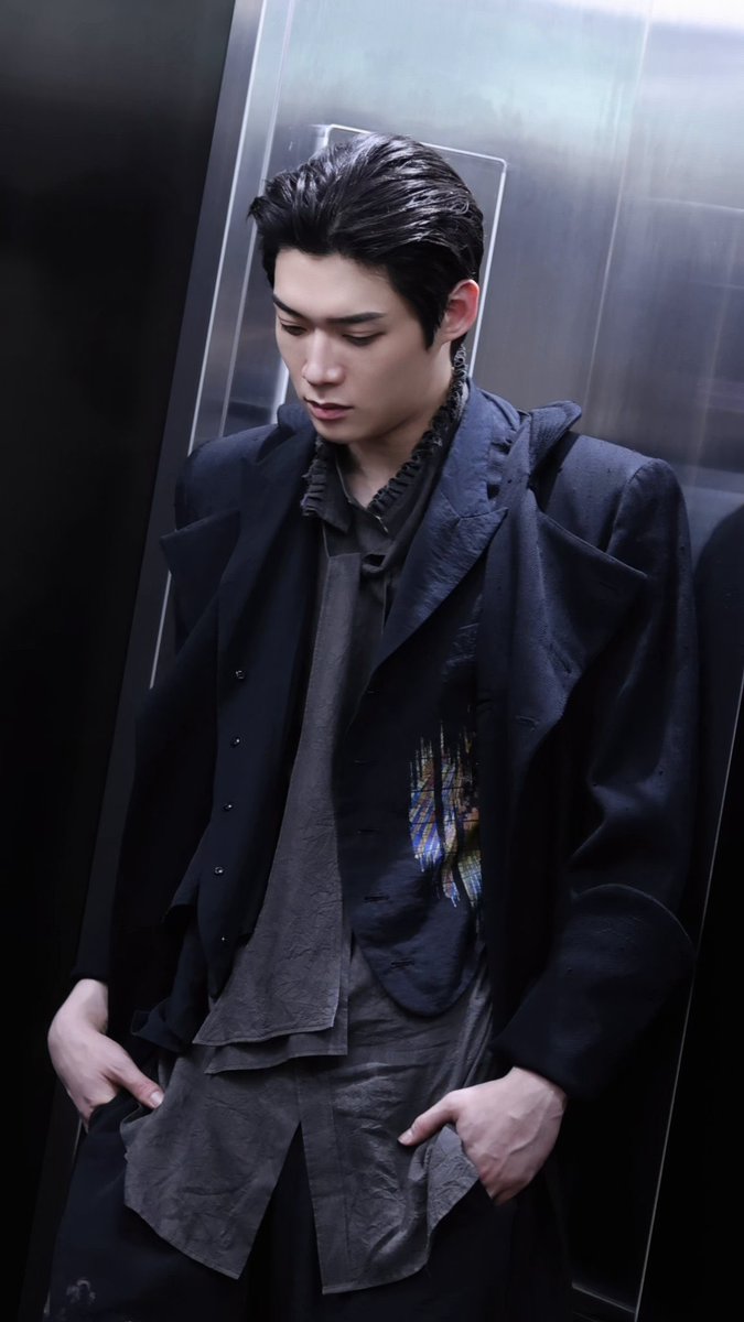kimyoonsik_vn's tweet photo. Kim Yoon Sik at the Yohji Yamamoto show tonight. I’m ready to witness another unforgettable moment

 KIMYOONSIK YOHJIYAMAMOTO SS27  #YohjiYamamotoxKIMYOONSIK #YohjiYamamoto #YOONSIKPFWSS27 https://t.co/DJ7iQc55qD