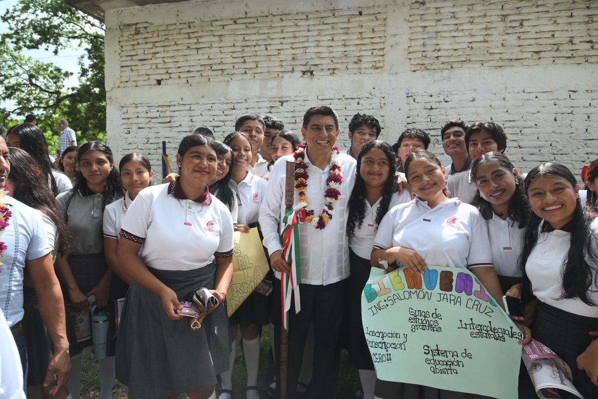 salomonj's tweet photo. Las y los jóvenes de San José del Progreso ya tienen mejores espacios para estudiar. 📚

Hoy entregamos nuevas aulas y obras de drenaje en la Secundaria Técnica No. 234. En Oaxaca, seguimos trabajando para que estudiar en una comunidad signifique tener las mismas oportunidades. #VillaDeTututepec