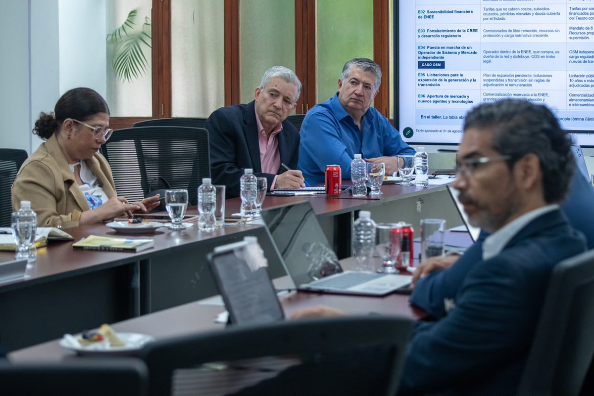 ChtvH3124's tweet photo. #NOTICIAS #CHTV
⚡🇭🇳 GOBIERNO INSTALA COMITÉ PARA IMPLEMENTAR LA LEY DE JUSTICIA ENERGÉTICA
El Gobierno instaló el comité interinstitucional que dará seguimiento a la nueva Ley de Justicia Energética, con participación de la Presidencia, SEN, ENEE, CREE y Finanzas.
Entre las primeras acciones está preparar una licitación de 600 megavatios y establecer medidas para reducir las pérdidas de la ENEE, mejorar el servicio y fortalecer las finanzas del sector eléctrico.
