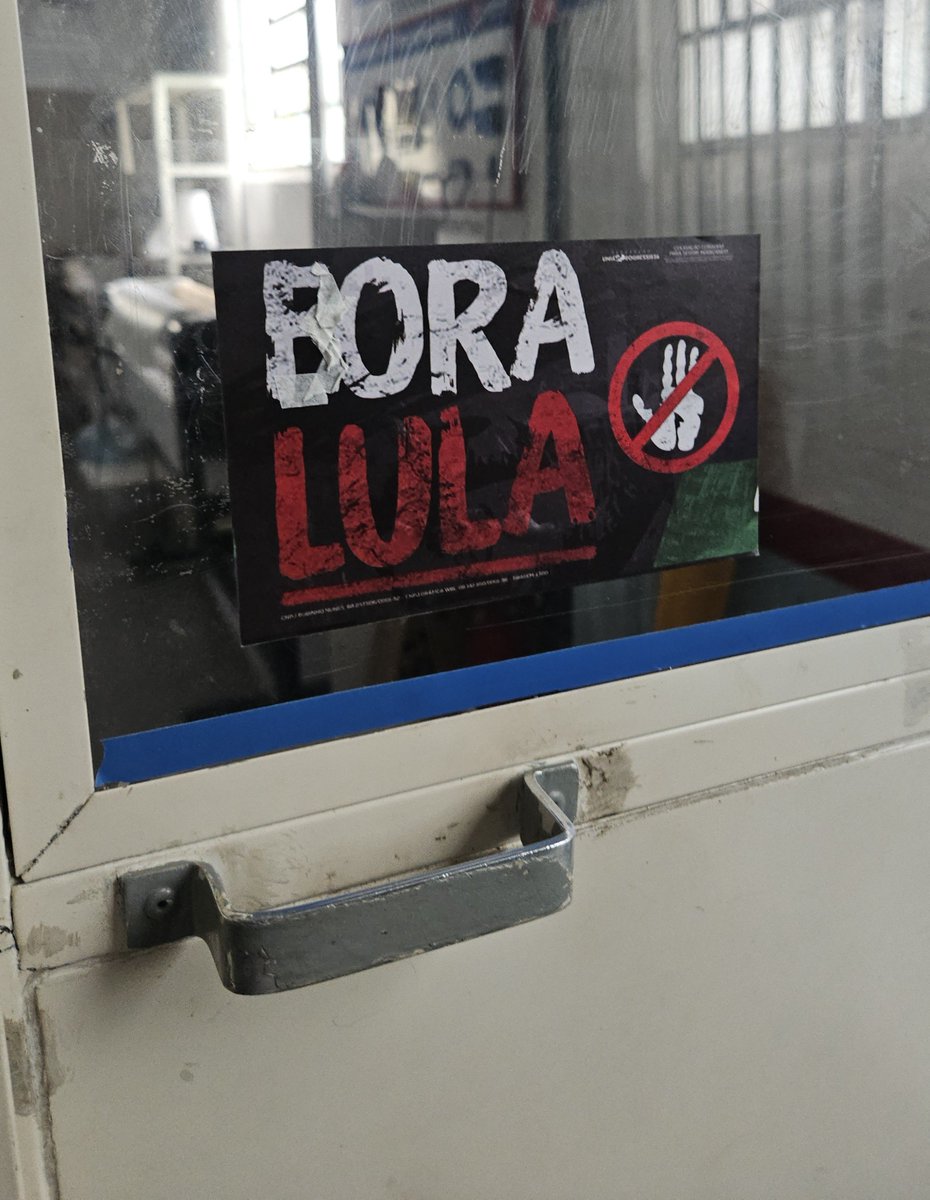 Okamilix's tweet photo. Colaram um adesivo de fora lula na porta da minha sala no trabalho
Fui la e transformei em bora lula https://t.co/ElRQfjVOhF