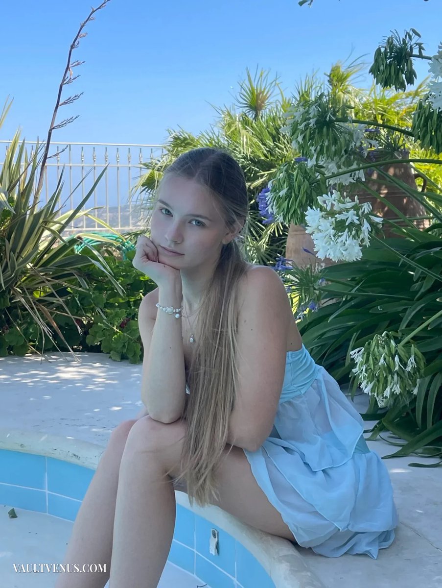 VaultVenuscom's tweet photo. Suzanna Arsentieva em azul-claro, entre o mar e a piscina. Os babados, a luz natural e os detalhes delicados do look dão o tom.

#beleza #modelo #beautifulmodel #stunningmodel

https://t.co/aqYgKkKC68 https://t.co/OYf7XGFQPa