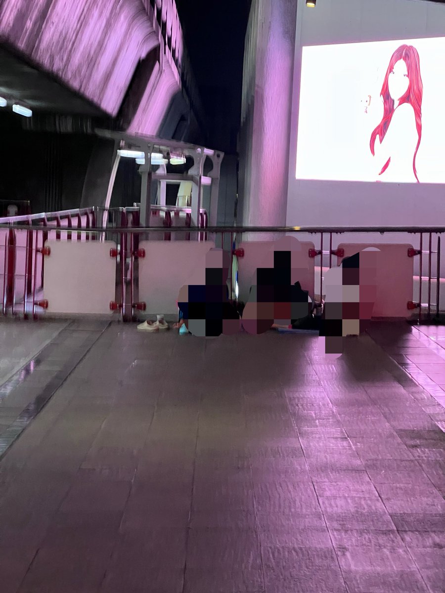 nuj5888's tweet photo. เคาเตอร์มีมาเฟียแล้วจ้า นั่งอยู่ 3 คน มาบอกนี่ว่า มีอีก 10 คนก่อนหน้าหนูนะ เค้าไปกินข้าวอยู่ 🙄🙄🙄

#KPOPMASTERZ_SPECIAL_LIVE_IN_BANGKOK https://t.co/pf3wVuYA31