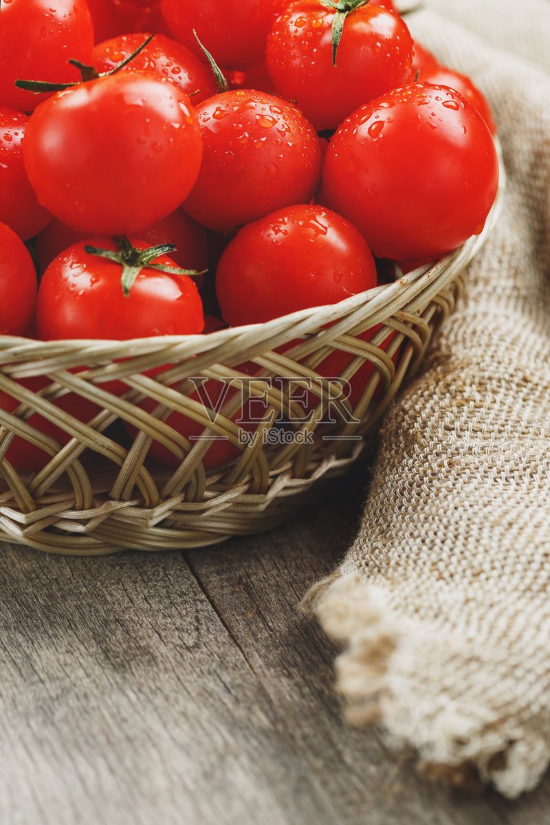 IslaOrmeroyz's tweet photo. Probé los tomates cherry ecológicos del mercado local: dulces, jugosos y sin químicos, ideal para ensaladas! https://t.co/62mRd9OPDz