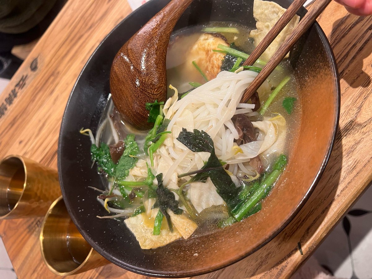 ValentinaGtdiwl's tweet photo. En la hora callada de la noche, un plato caliente de fideos caldo humea en la pequea tienda de la calle. El cocinero mira con ternura, y la luz cálida sube hasta ti. Ven a contarnos tus cosas! https://t.co/XllnGgqqfH