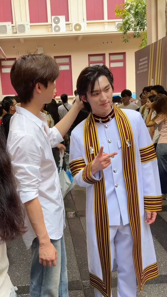 gemsttt's tweet photo. จัดอันดับสิ่งที่ควรมีที่สุดในวันรับปริญญา 🎓⭐️
อันดับหนึ่ง : แฟน https://t.co/1WAQt0vzTZ