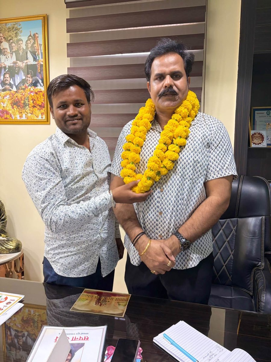 shiv_harsana's tweet photo. आज ऑफिस पर उच्च शिक्षित #स्वामी_नेकी_जी_महाराज सहित युवाओं से आत्मीय मुलाक़ात की।
       युवाओं से जीवन में सकारात्मक सोच और जनता की सेवा के लिए नई ऊर्जा मिलती है।
@SachinPilot @shiv_harsana @NekiMaharaj1  @IYC https://t.co/2IEbbDAXlD