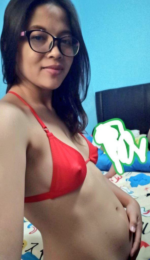 sugiii0808's tweet photo. Yookk rame" bacolin foto kk ipar gw yg binal ini ,,,, biar viral dan makin banyak yg pejuhin foto nya , biar jadi aktris bintang bokep https://t.co/Nmba3LbhfG