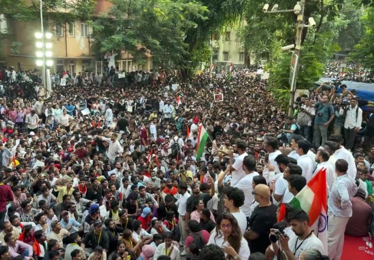 CJP_for_India's tweet photo. Mumbai!
Full house packed!

कॉकरोचो ने आज मुंबई के शिवाजी पार्क के एरिया को पूरी तरीके से जाम कर दिया,

 जब तक ज्ञानू चाचा अपना इस्तीफा नहीं देते हैं तब तक संघर्ष जारी रहेगा,

सरकार यह गलतफहमी निकान दे की बिना इस्तेफाली हम लोग पीछे हटने वाले हैं। https://t.co/LaPWckhXaU