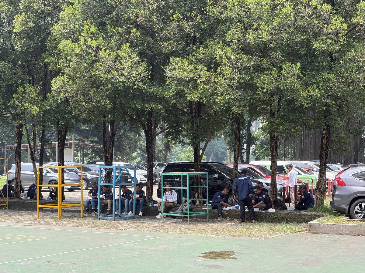 pengenbelajar5's tweet photo. @ipb_menfess motor diusir, parkir mobil diperluas https://t.co/IfQnIlfBfm