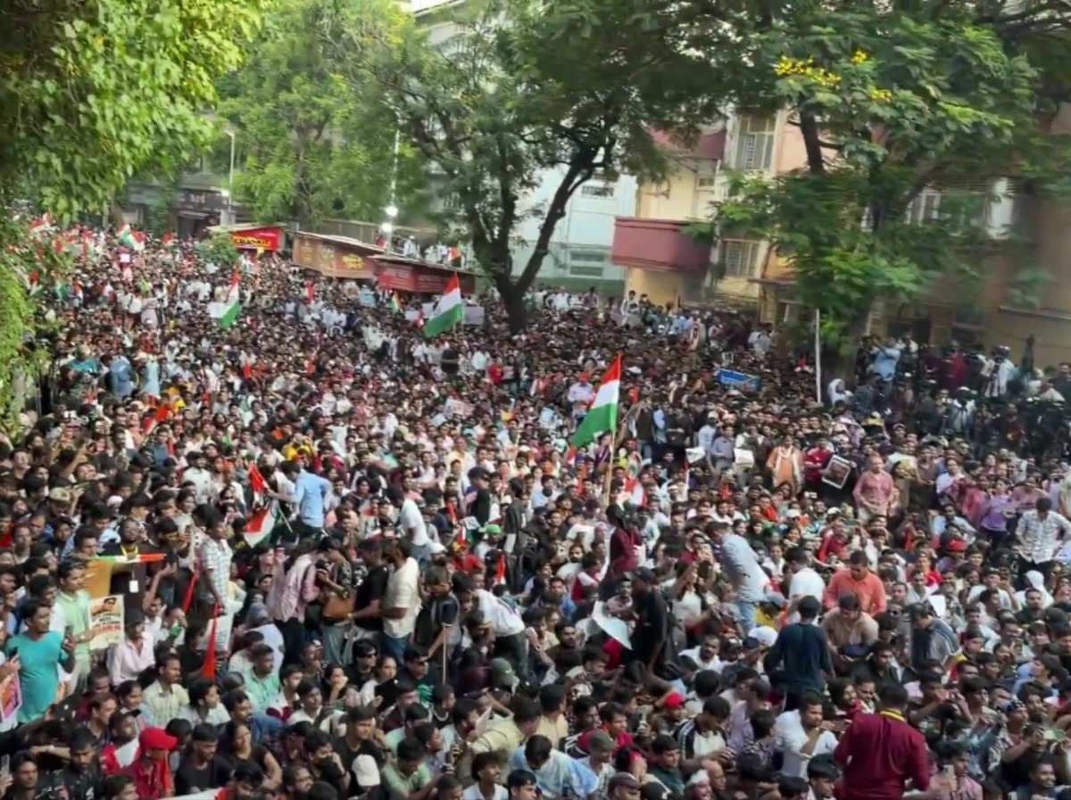 CJP_for_India's tweet photo. Mumbai!
Full house packed!

कॉकरोचो ने आज मुंबई के शिवाजी पार्क के एरिया को पूरी तरीके से जाम कर दिया,

 जब तक ज्ञानू चाचा अपना इस्तीफा नहीं देते हैं तब तक संघर्ष जारी रहेगा,

सरकार यह गलतफहमी निकान दे की बिना इस्तेफाली हम लोग पीछे हटने वाले हैं। https://t.co/LaPWckhXaU