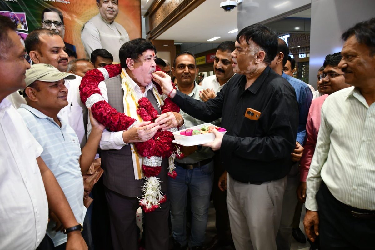 Dileep_Sanghani's tweet photo. ICA ग्लोबल बोर्ड में निदेशक निर्वाचित होने के पश्चात अहमदाबाद में प्रथम आगमन पर विमानतल पर सहकारी कार्यकर्ताओं ने स्नेहपूर्ण स्वागत एवं आत्मीय अभिनंदन किया।

इस स्नेह, सम्मान और शुभकामनाओं के लिए सभी सहकारी साथियों का हृदय से आभार। आपका विश्वास सहकारिता के प्रति मेरे समर्पण और सेवा के संकल्प को और सुदृढ़ करता है।