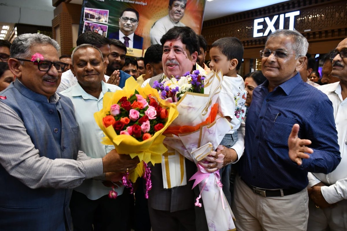 Dileep_Sanghani's tweet photo. ICA ग्लोबल बोर्ड में निदेशक निर्वाचित होने के पश्चात अहमदाबाद में प्रथम आगमन पर विमानतल पर सहकारी कार्यकर्ताओं ने स्नेहपूर्ण स्वागत एवं आत्मीय अभिनंदन किया।

इस स्नेह, सम्मान और शुभकामनाओं के लिए सभी सहकारी साथियों का हृदय से आभार। आपका विश्वास सहकारिता के प्रति मेरे समर्पण और सेवा के संकल्प को और सुदृढ़ करता है।