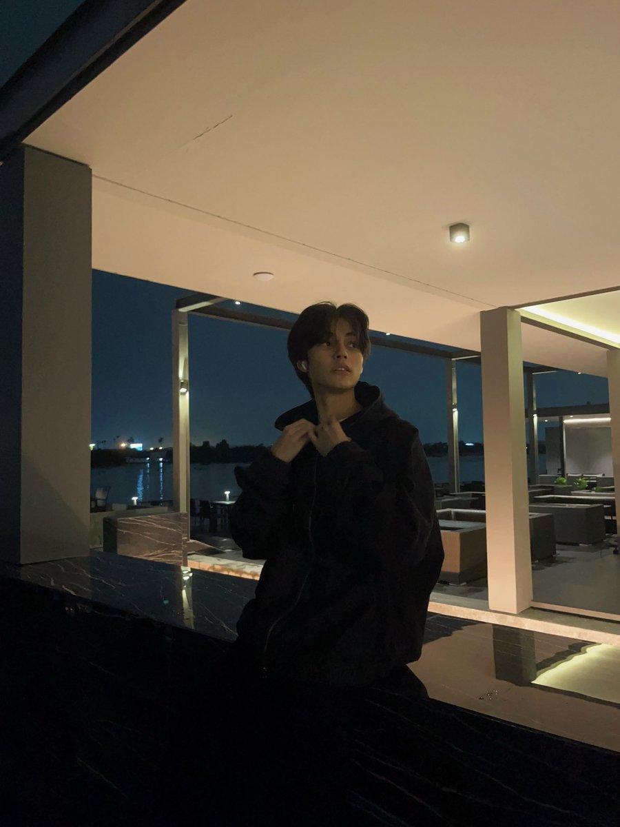 chrliest's tweet photo. predebut charlie just casually being everyone’s dream boyfriend

#CHARLIEMULLIS #SMTR25 #CHARLIE #찰리 https://t.co/PdXML9wZCY