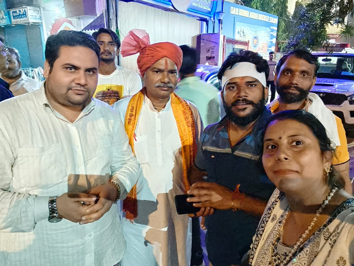 swatntra_anuj's tweet photo. पंकज ध्वरैय्या का साथ देने और थाने से छुड़ाने कोई नेता आगे नहीं आया, आपने देखा होगा कॉक्रोचों के लिए पूरे देश का विपक्ष लग जाता है, यह जो पार्टी खुद को हिंदू कहती है वही पार्टी आगे नहीं आई जबकि देश और धर्म का ठेका सबसे ज्यादा सवर्ण समाज और फिर ऊपर से ब्राह्मण ही उठाता है।

मैंने देखा है दलित हितार्थ कार्य करने पर पूरे देश का दलित और उसके समाज का नेता उसके साथ मे होता है, पिछड़े वर्ग के हितार्थ कार्य करने पर पूरे देश का पिछड़ा वर्ग और उसके समाज के नेता उसके साथ खड़े होते हैं यहां तक कि सवर्ण समाज के सेक्युलर और धार्मिक नेता भी साथ होते हैं लेकिन जब बात सवर्णो की आती है तो बांकी का छोड़ो जो नेता दलितों और पिछड़ों के साथ समाज के खड़े होते हैं सेक्युलरिज्म और धार्मिक बनकर उनके कानों में मोम और मुंह में फेवीक्विक लग जाता है।