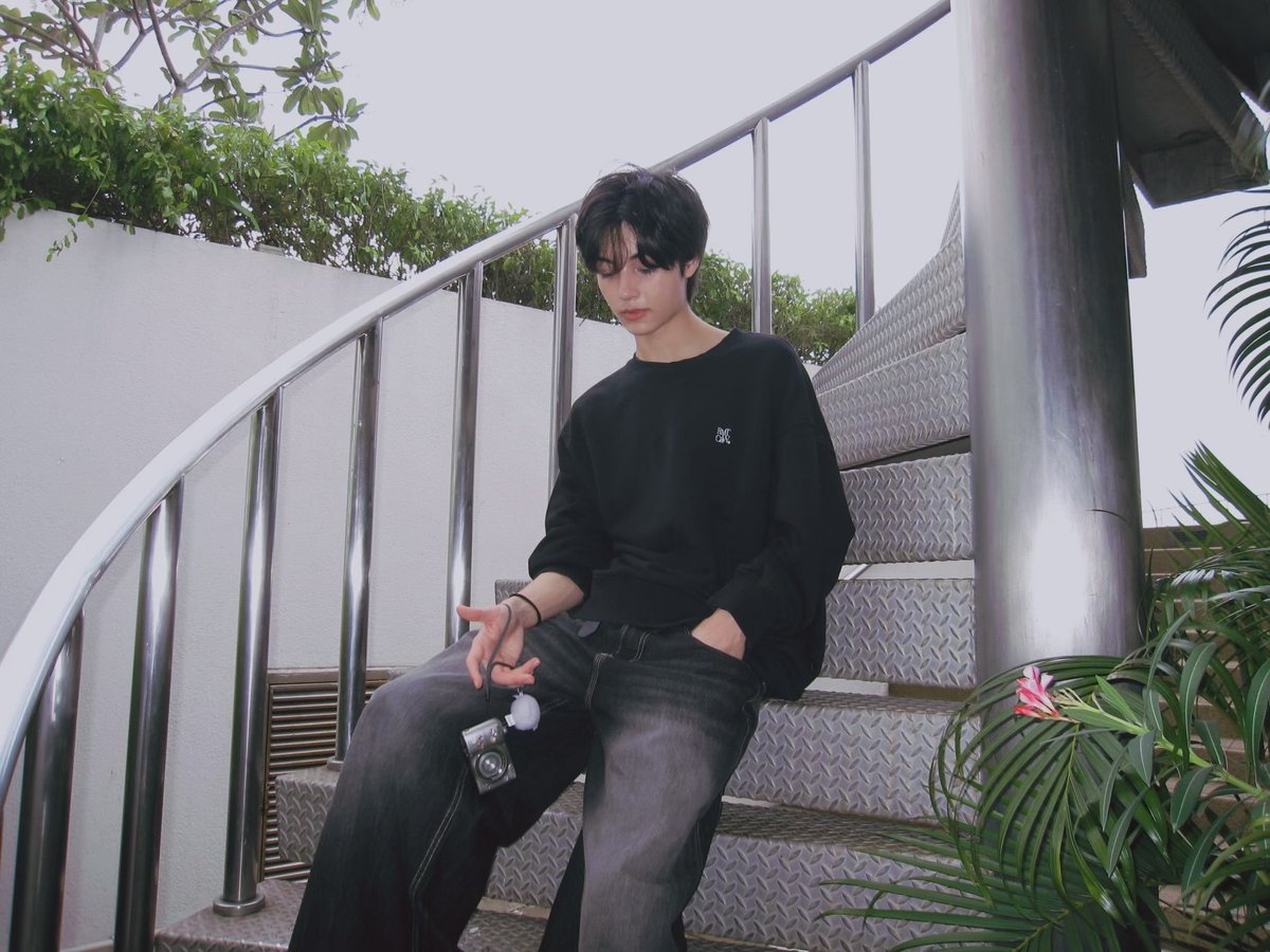 chrliest's tweet photo. predebut charlie just casually being everyone’s dream boyfriend

#CHARLIEMULLIS #SMTR25 #CHARLIE #찰리 https://t.co/PdXML9wZCY