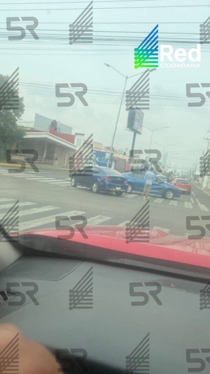 laredcincoradio's tweet photo. #ReporteRed 🚨 || Se registra un accidente en Avenida Margaritas y Lirios. Toma precauciones al circular por la zona y considera vías alternas. https://t.co/qFOGlSynvm