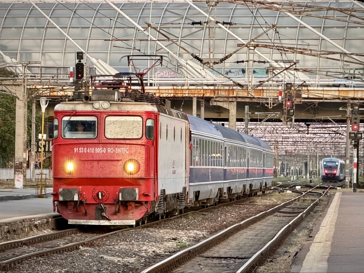 HiPa125's tweet photo. Electroputere #Class41 410905 powers CFR Călători RE5025 0541 Ploiești Sud > București Nord past București Basarab Station #RomanianRailways https://t.co/2DL2Lub68b