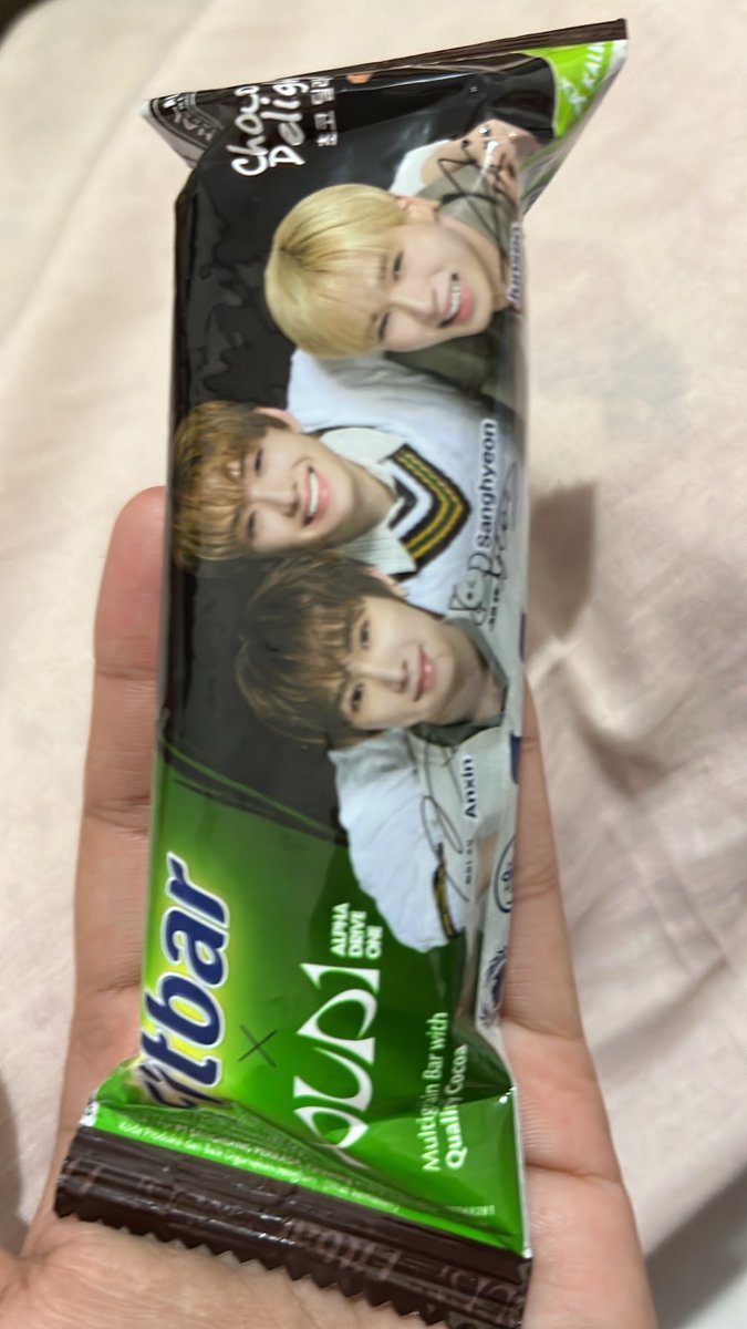 lovelee00's tweet photo. Sisa satu satu nya 😭💔 gue dh nanya ke mas alfa nyaa ada sebox gak malah dikasih yg biasa trus aku bilang ihhh bukann yg ada foto gantengnya ituuu 😭😭😭 https://t.co/wEA3lgUD0l