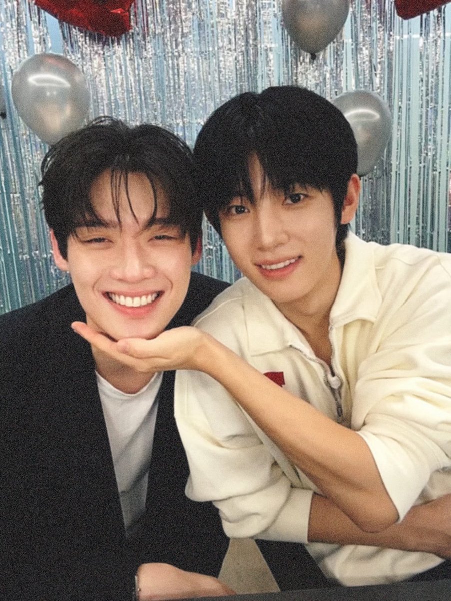 Listen0118's tweet photo. 总有些惊奇的奇遇，比方说当我遇到你
항상 놀라운 모험이 있습니다, 예를 들어 내가 당신을 만날 때
Yohji Yamamoto
#YOONSIKSIWOOPFWSS27
YOONSIK SIWOO Pour Toujours https://t.co/AIIbH9xCMe
