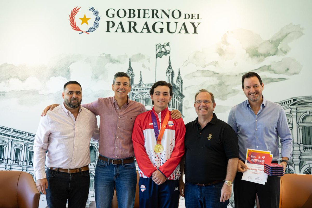 SantiPenap's tweet photo. El Team Paraguay demostró de qué estamos hechos los paraguayos en los Juegos Suramericanos Santa Fe 2026 🇵🇾.

37 medallas en total y un récord absoluto de 9 preseas de oro. Nos emocionaron con hitos inolvidables, desde el récord suramericano de Lars en jabalina hasta títulos en patinaje, squash, pádel y el tremendo bicampeonato de nuestra selección de fútbol.

El deporte es orgullo, identidad y unión. En cada una de estas victorias vemos el testimonio de disciplina y enormes sacrificios que muchas veces no salen en la foto de la celebración.

Ustedes son el mejor reflejo para nuestros jóvenes y están dejando un legado invaluable para el Paraguay Gigante. ¡Felicidades a toda la delegación!