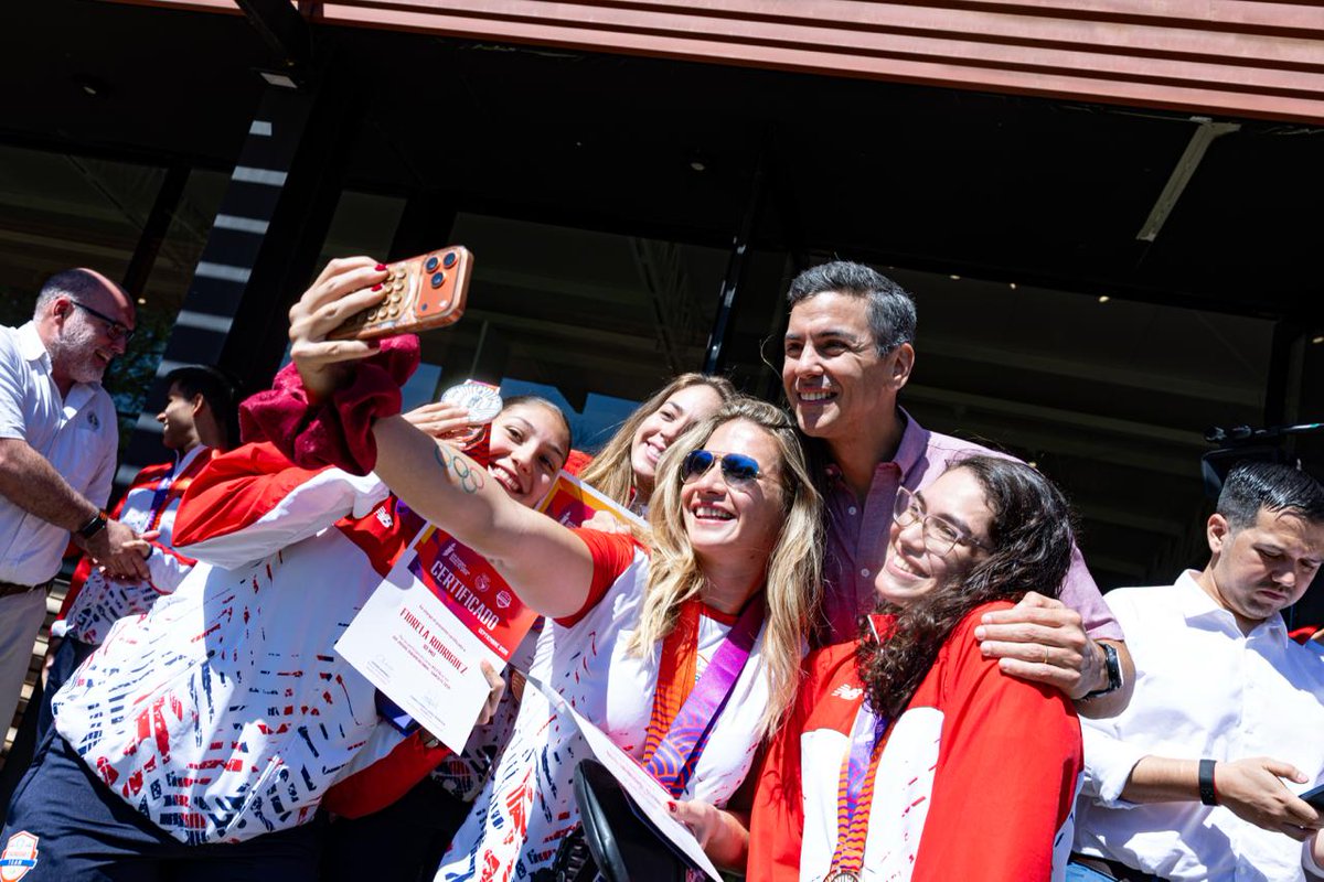 SantiPenap's tweet photo. El Team Paraguay demostró de qué estamos hechos los paraguayos en los Juegos Suramericanos Santa Fe 2026 🇵🇾.

37 medallas en total y un récord absoluto de 9 preseas de oro. Nos emocionaron con hitos inolvidables, desde el récord suramericano de Lars en jabalina hasta títulos en patinaje, squash, pádel y el tremendo bicampeonato de nuestra selección de fútbol.

El deporte es orgullo, identidad y unión. En cada una de estas victorias vemos el testimonio de disciplina y enormes sacrificios que muchas veces no salen en la foto de la celebración.

Ustedes son el mejor reflejo para nuestros jóvenes y están dejando un legado invaluable para el Paraguay Gigante. ¡Felicidades a toda la delegación!