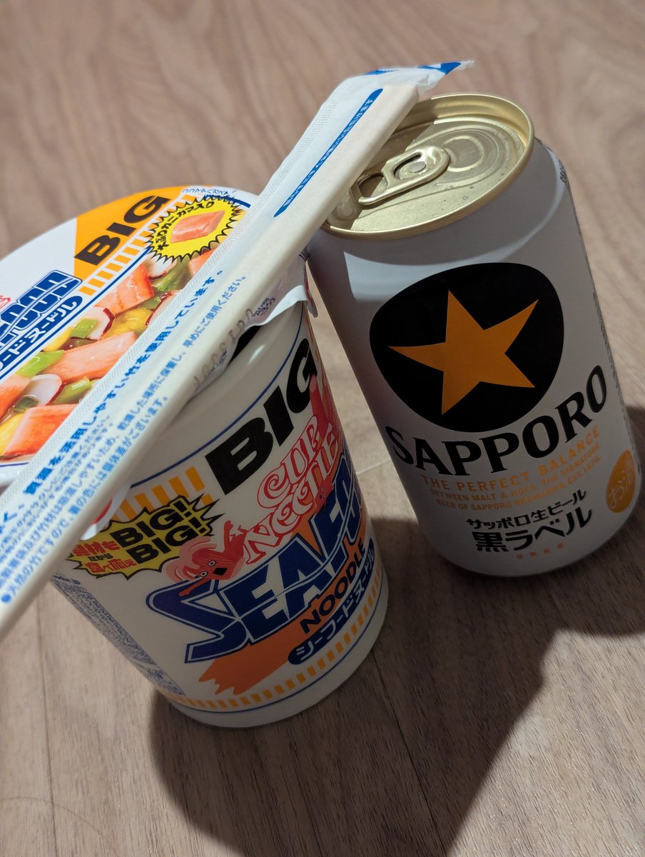 petipaparoom's tweet photo. 家族が寝静まった後の楽しみ。この時間から晩酌？ホテル宿泊時の深夜はシーフードヌードルが外せない😎 https://t.co/mmbXXO9C3Y