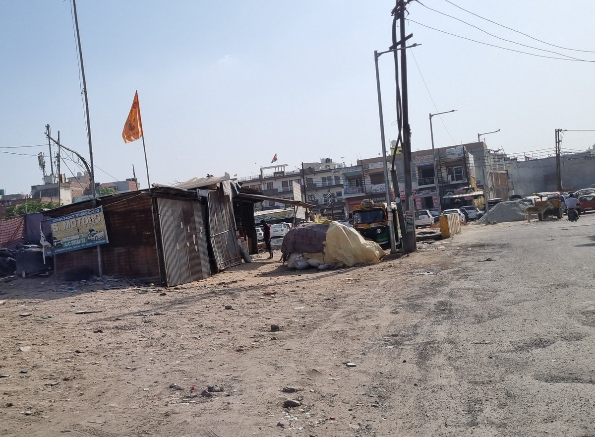 SawravD's tweet photo. @CeoNoida @noida_authority  this is the road that has broken after only 1/2 month of repairing in June. Dust, grains, big potholes cause discomfort and difficult to drive 2 as well as 4 wheelers . Surrounded by illegal shops and parked vehicles during peak hours. 
Pls help https://t.co/8PrgJBJ9Ra