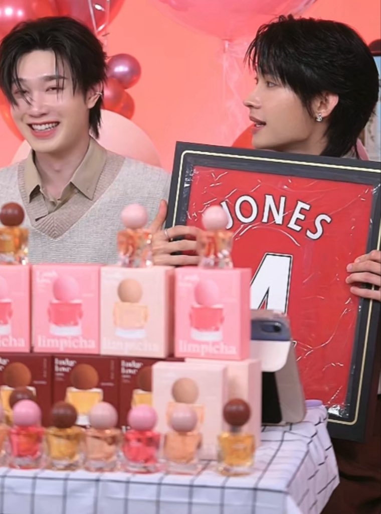 indaytutor's tweet photo. the way yim opened his restock so that he can have more budget to buy tutor’s bday gift. he loves him so much 😭

LIMPICHA 1ST LIVE WITH TTY
#LimpichafirstdatexTutoryim https://t.co/IvQinfrKdr