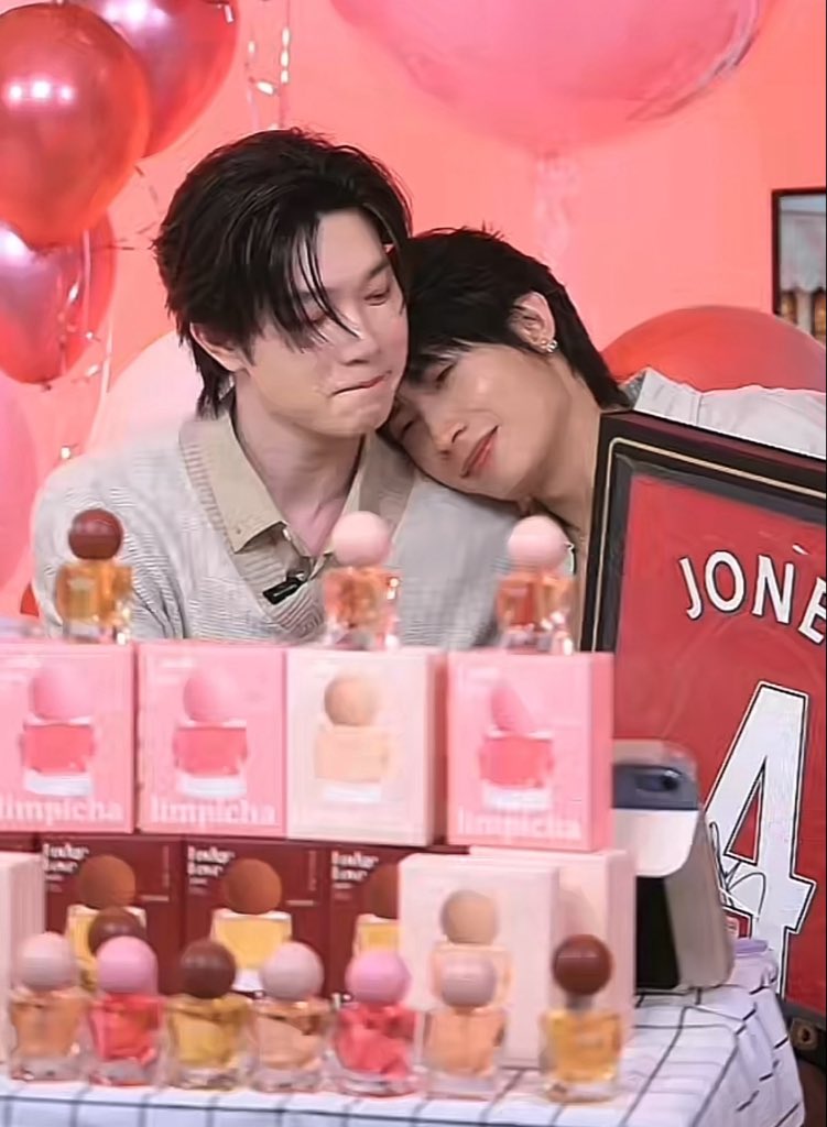 indaytutor's tweet photo. the way yim opened his restock so that he can have more budget to buy tutor’s bday gift. he loves him so much 😭

LIMPICHA 1ST LIVE WITH TTY
#LimpichafirstdatexTutoryim https://t.co/IvQinfrKdr