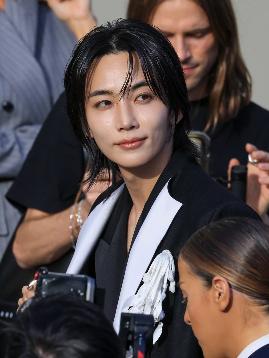 wonubliss's tweet photo. these photos of jeonghan 🖤 

#JEONGHANxGIVENCHY #GivenchySS27
#ParisFashionWeek @pledis_17 @givenchy https://t.co/Ttld9ii75H