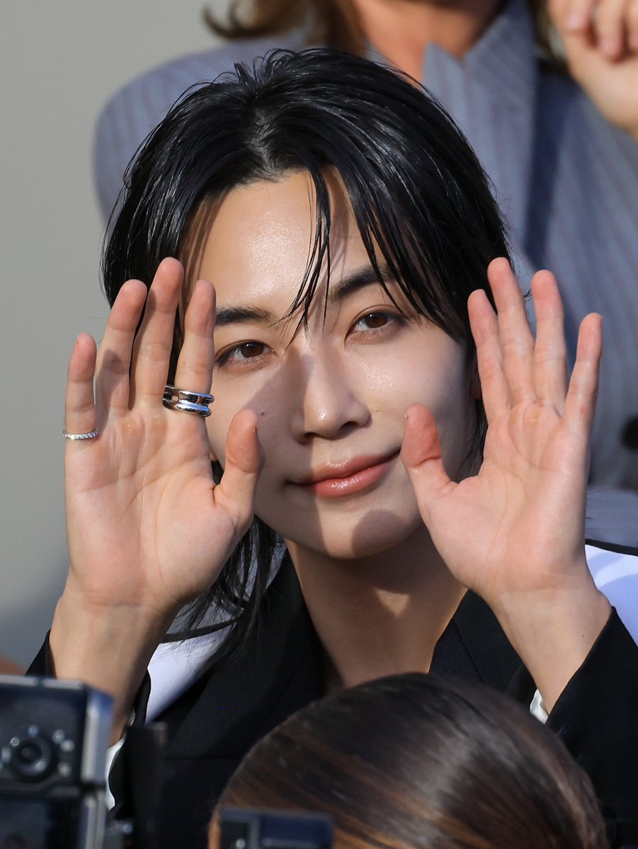 wonubliss's tweet photo. these photos of jeonghan 🖤 

#JEONGHANxGIVENCHY #GivenchySS27
#ParisFashionWeek @pledis_17 @givenchy https://t.co/Ttld9ii75H