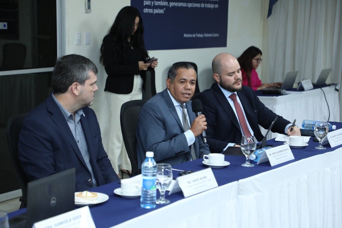 SecGenSITRAFOS's tweet photo. Modernizar las relaciones laborales requiere escuchar a todos los sectores y analizar sus aportes con responsabilidad. 

El proceso encabezado por el Ministro de Trabajo @RolandoCastroSv busca avanzar hacia acuerdos que consideren productividad,  descanso y mejor calidad de vida. https://t.co/iZgaIpdA6b