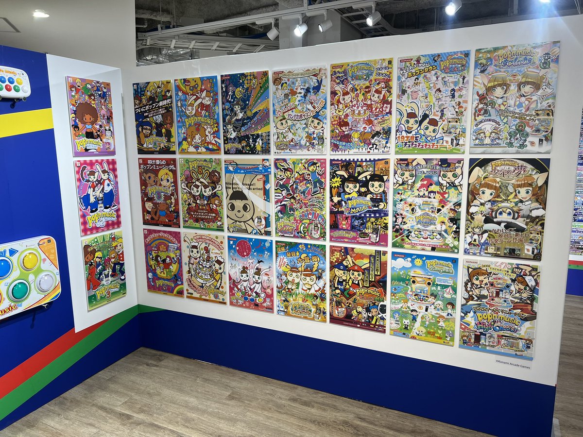ex_nanase's tweet photo. ポップンミュージック展！やーーーーばい懐かしいすぎて震えと涙が止まらない🥲資料の量が想像よりもすごいボリュームで、歴史の重みを感じた。ちょうど777のバナー見てたらBGMで流れてきて爆沸き不可避でした🐝ゲーセン行きたい

入場特典はジズ様🎭嬉しい。

28周年と展示開催おめでとうございます！ https://t.co/ZuaJdQWt7P