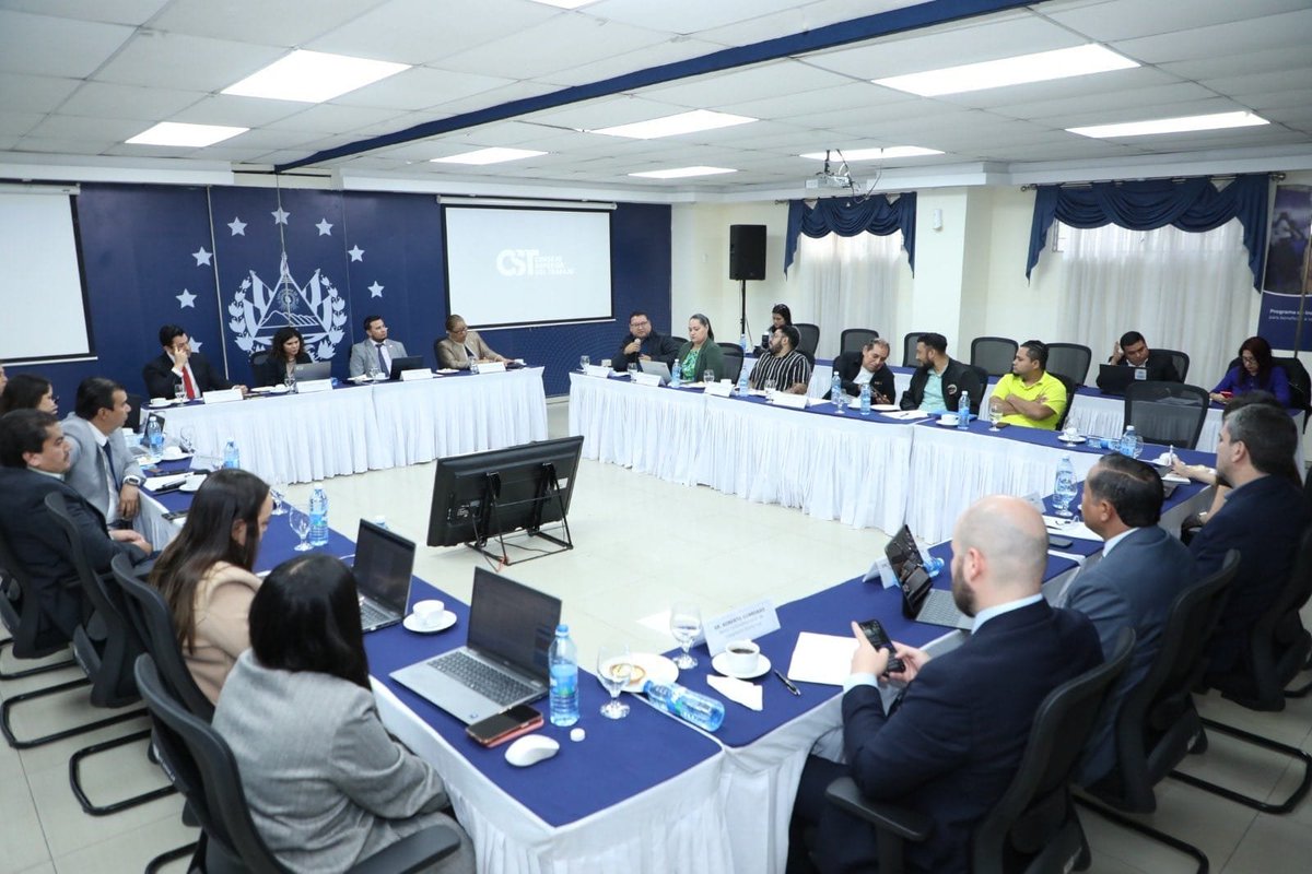 SecGenSITRAFOS's tweet photo. Modernizar las relaciones laborales requiere escuchar a todos los sectores y analizar sus aportes con responsabilidad. 

El proceso encabezado por el Ministro de Trabajo @RolandoCastroSv busca avanzar hacia acuerdos que consideren productividad,  descanso y mejor calidad de vida. https://t.co/iZgaIpdA6b