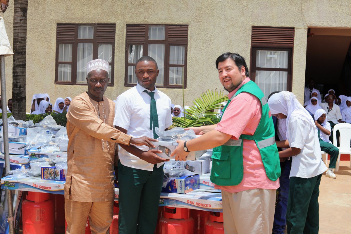 YesRwanda_'s tweet photo. Skills create opportunities. By supporting young people through vocational education and providing tools after graduation, Umbrella for Vulnerable is helping graduates turn knowledge into work, income and hope for a more productive future. https://t.co/rGJ6PFja3h
