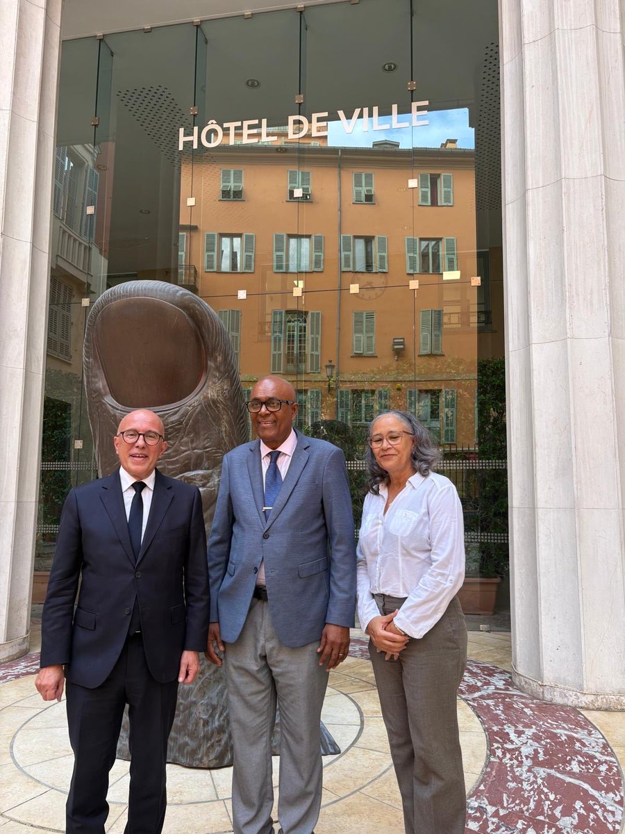 eciotti's tweet photo. Heureux d'avoir rencontré à l'Hôtel de Ville M. Fernando Jorge Pinto, maire de Praia, capitale du Cap-Vert. 

Merci pour cet échange chaleureux sur les liens entre nos deux villes ! https://t.co/fIY1VWtTu7