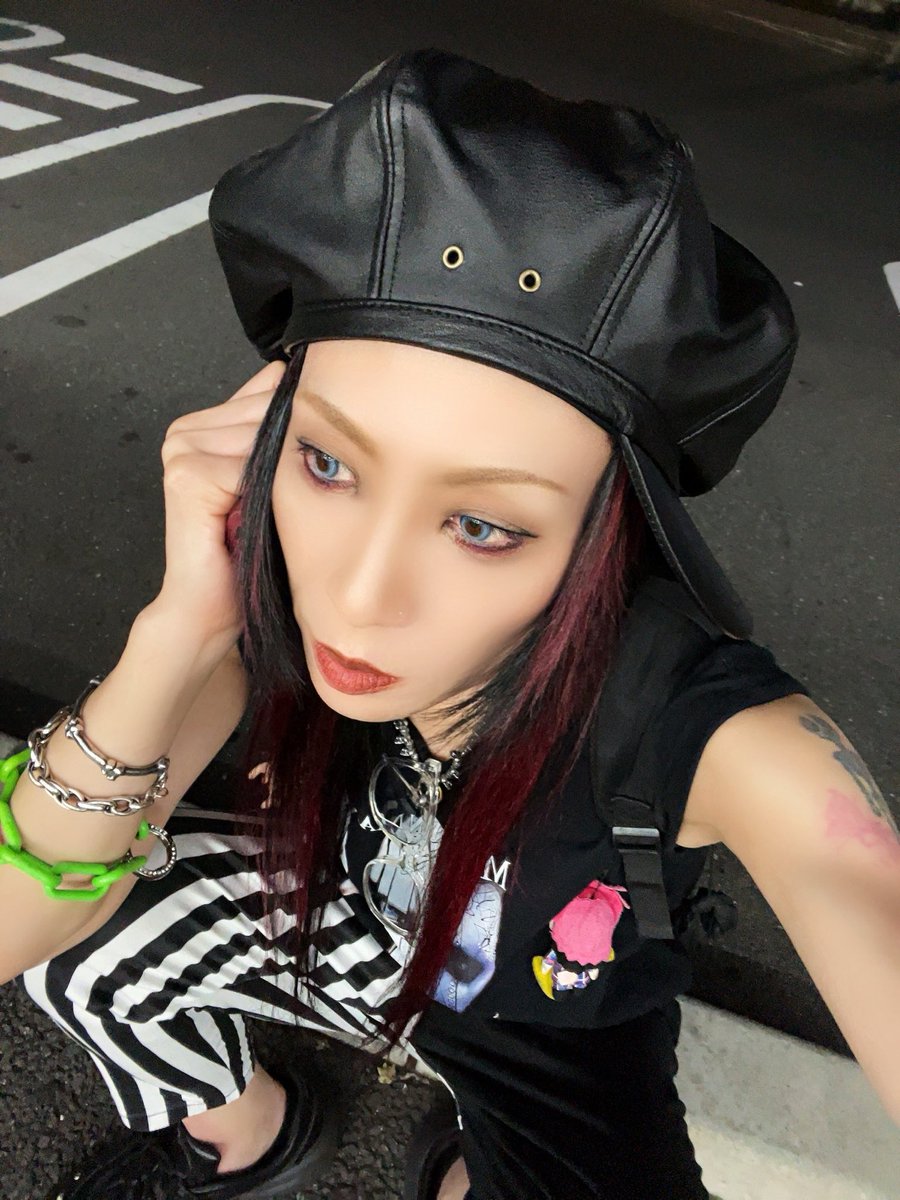 guitarhiko0502's tweet photo. 顔も頭もデカいから
帽子好きだけどなかなか自分に合う帽子が見つからない😭
けど今日…とぅとぅ…運命的な出会いをした！

この帽子最強！！！
本当巡り会えて良かった！

ちなみに
ヒコは心から尊敬出来るギターリストって凄く少ないんだけど また1人見つけました！天才！！ https://t.co/ay2xD0Bsjh