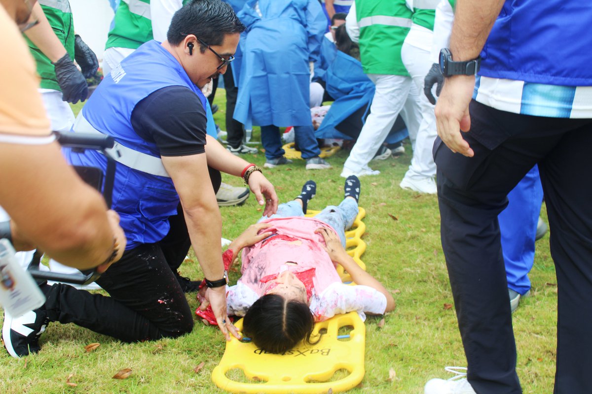HUniversitarioG's tweet photo. El Hospital Universitario de Guayaquil, en un trabajo coordinado con @Salud_Guayas, activó de inmediato sus protocolos de triaje, evacuación rápida y atención masiva de víctimas para garantizar una respuesta médica eficaz. https://t.co/ESq2gwjLEB